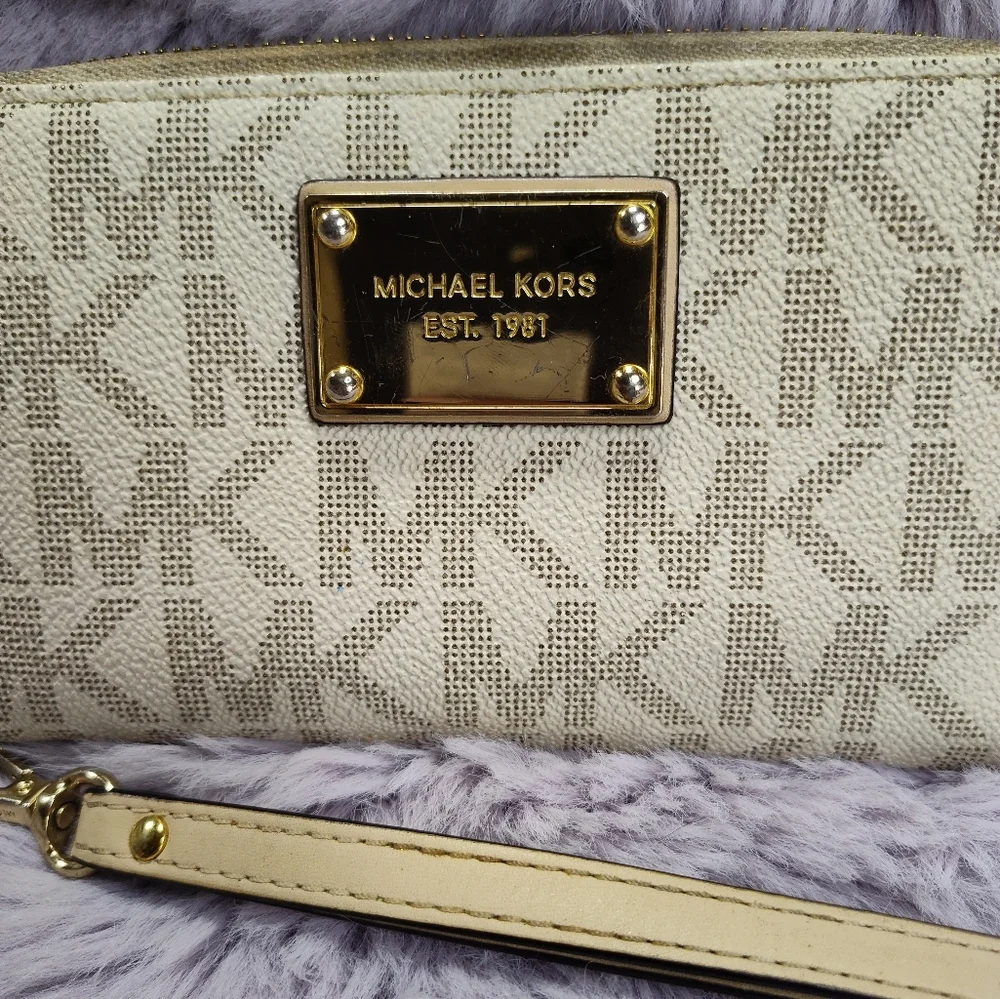 Vintage Michael Kors Jet Set Monogram signature vanilla medium wristlet wallet
